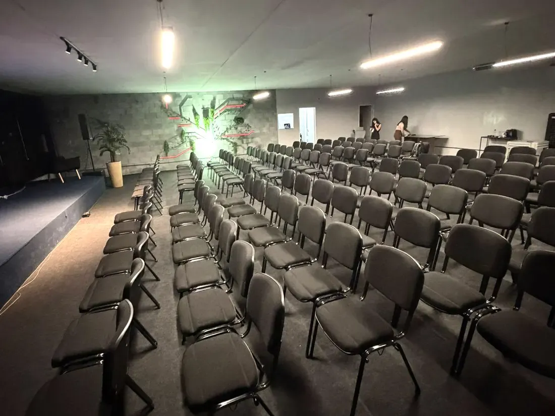Palco e disposição das cadeiras no auditório do SPACE B